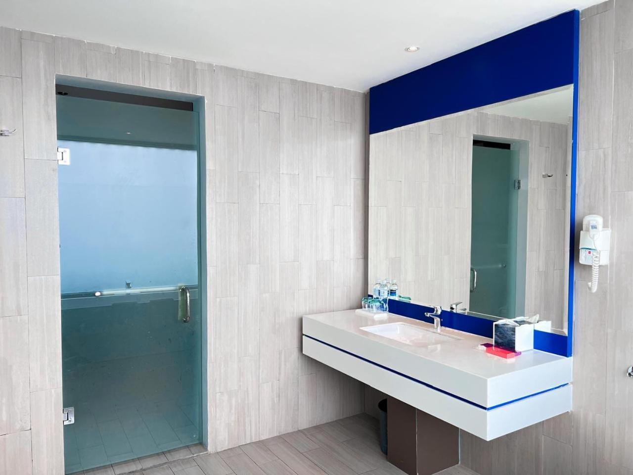 Ibis Styles Batam Nagoya Exterior foto